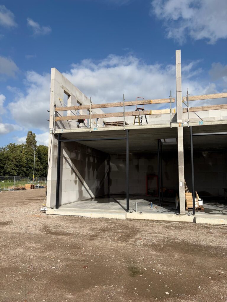Update Bedrijfspand: De eerste muren staan!